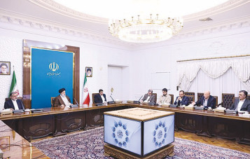ارائه گزارش بانک مرکزی از کاهش نرخ دلار  و تأکید بر جلوگیری از نوسان قیمت‌ها