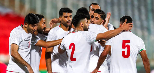 غرش شیران پارس در ساحل خلیج فارس
