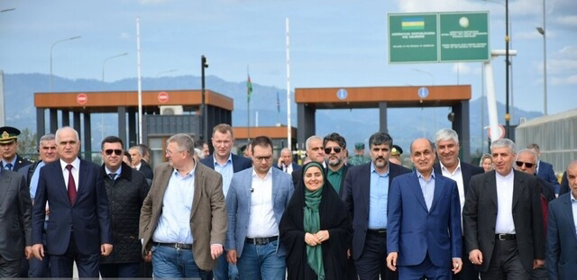 سفر زمینی وزیر راه و معاونان نخست‌وزیر کشورهای روسیه و آذربایجان از باکو به آستارا