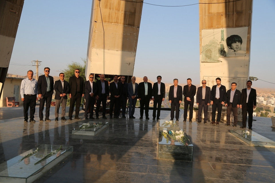 آغاز نخستین روز كاری مدیرعامل جدید شركت بهره‌برداری نفت و گاز مسجدسلیمان با ادای احترام به شهدای گمنام