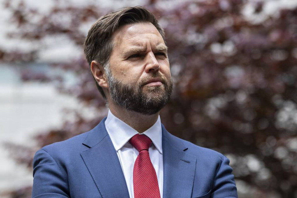 معاون ترامپ: آزمایش هسته‌ای آمریکا باید انجام شود