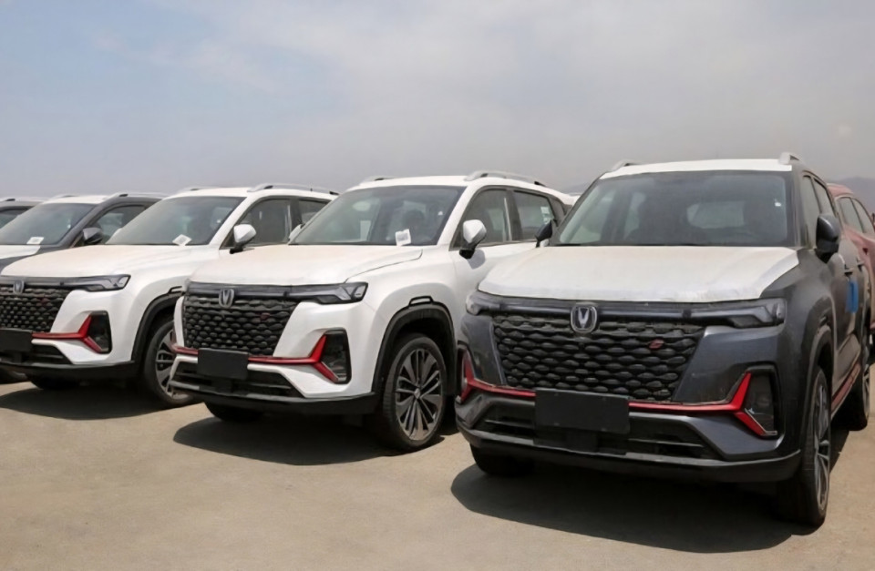 روند ترخیص خودروهای وارداتی در حال  انجام است