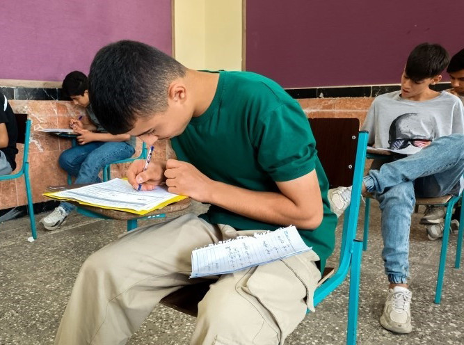 دانش‌آموزان در حال آماده شدن برای امتحانات نوبت اول