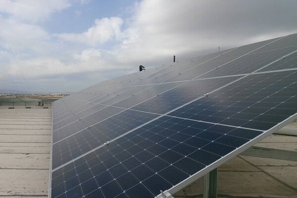 بازدید وزیر کشور از روند اجرای نیروگاه خورشیدی ۶۳ مگاواتی شمس‌آباد