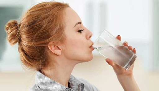 صبح ها آب بخوریم بدن سم زدایی می شود؟