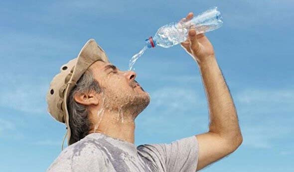 مصرف مداوم آب و مایعات، مهم‌ترین راه پیشگیری از گرمازدگی