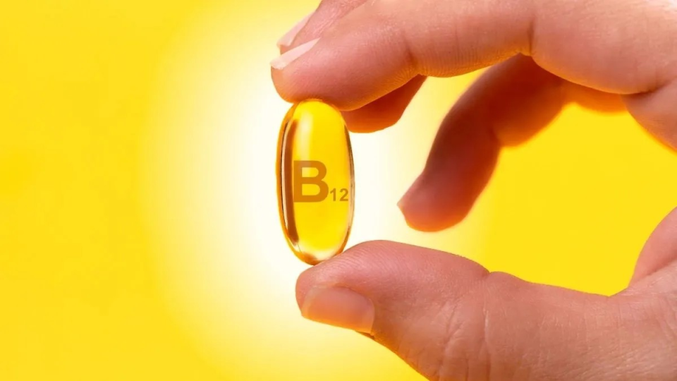 کمبود ویتامین B۱۲ چگونه به سیستم عصبی آسیب می‌زند؟
